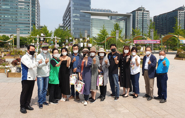 ‘2021년 상반기 고양시민 참여정원’ 우수정원 콘테스트 시상식에 함께한 참가자와 꽃박람회 관계자들.