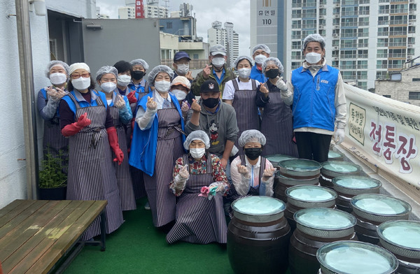 일산1동 주민자치위원회가 독점말(독짓는 마을) 전통 장 가르기’를 개최했다.