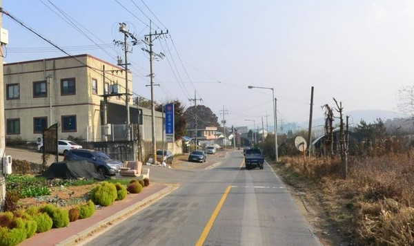 2차로에서 4차로로 확장되는 사리현IC 연결도로. 서울~문산 고속도로와 사리현IC 개통에 따라 심화되고 있는 교통난을 해소하기 위한 도로확장 공사에 110억원의 예산이 이번 추경에 세워졌다. 사리현IC 주변도로 개설공사에 소요되는 총예산은 400억으로 향후에도 추가적으로 편성될 계획이다.