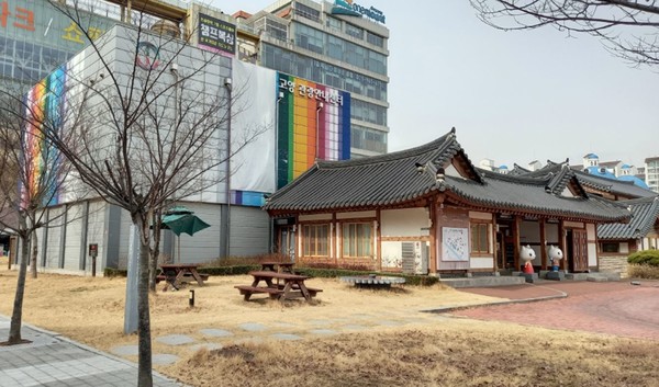 고양시는 정발산역 인근에 고양관광정보센터를 개관함으로써 관광안내홍보 기능이 통합됨에 따라 기존 대화동의 고양관광안내센터(사진)를 게스트하우스(호스텔)로 증축·리모델링하는 계획을 세웠다. 하지만 관련 공유재산관리 계획이 통과되지 못함에 따라 17억7800만원의 예산이 전액 삭감됐다.