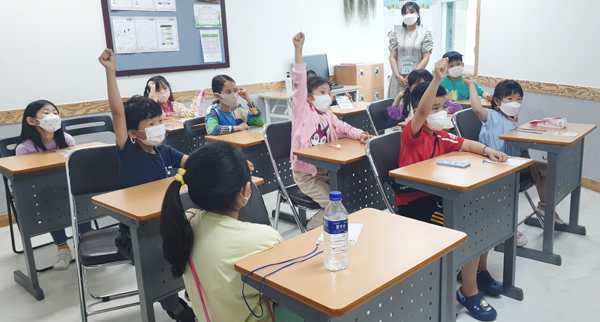 원당골목학교 수업에서 적극적으로 손을 들며 참여하는 학생들 모습