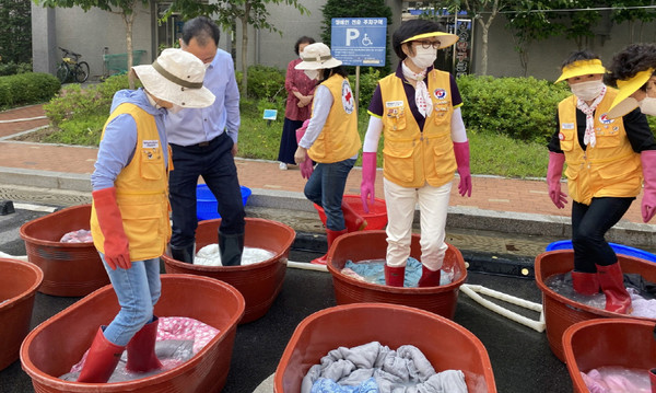 빨래봉사를 하고 있는 삼송동적십자봉사원들.