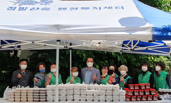 따뜻한 지역공동체 실천에 앞장서고 있는 정발산동이 맛있는 반찬을 만들어 소외계층 60가구에 전달했다.