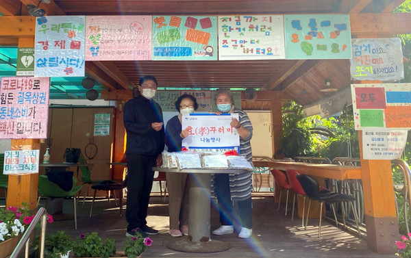 독거노인 가구 200세대를 방문해 어르신들의 무병장수를 기원하는 잡곡 꾸러미를 전달한 풍산동.