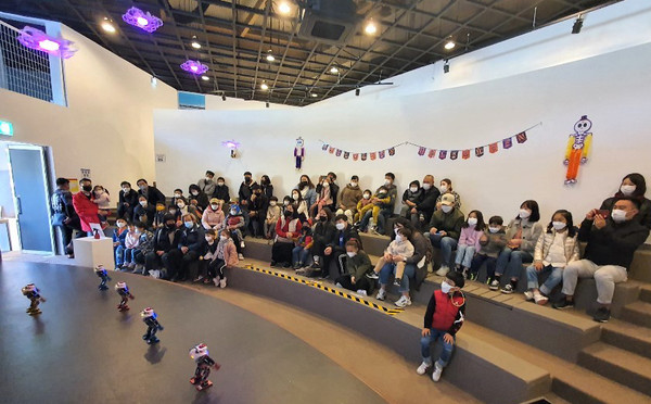 테마파크쥬쥬 & 로봇박물관 내부전경. 로봇 시연에 관객들이 즐거워 하고 있다.