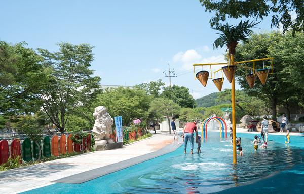 쥬쥬동물원은 아이들과 가족이 안전하고 시원하게 즐길수 있는 물놀이장도 운영한다.