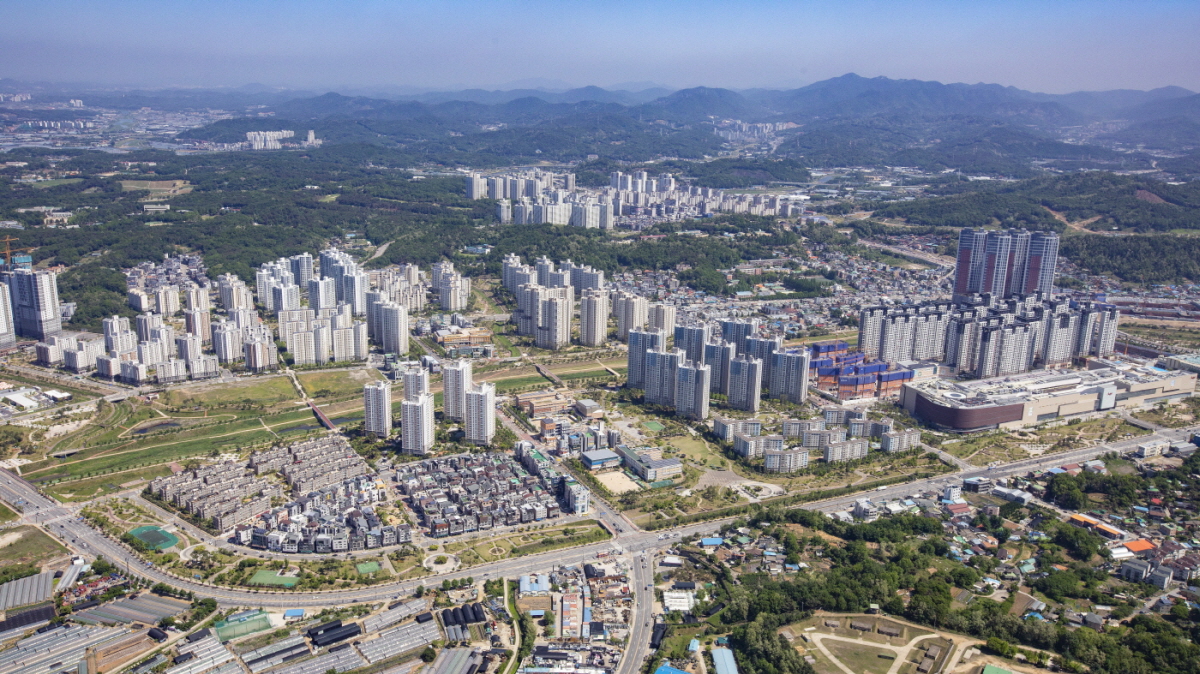 올해는 일산신도시 첫 입주가 시작된 1992년으로부터 30년을 맞는 해다. 대대적인 택지개발로 인구수는 108만으로 늘어지만 도시성장 측면에서는 거의 정체된 세월이었다. 그런데 정치적 구호에 머물렀던 '자족기능 확보'를 현실화시킬 수 있는 대단위 계획들이 하나둘 축적되고 있다. 고양시는 새로운 전환기에 들어섰다고 할 수 있다.