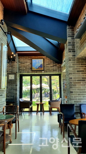 삼면을 통창으로 꾸민 카페 내부