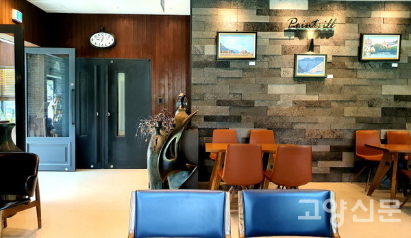 카페 곳곳에 진열된 조형물과 그림들