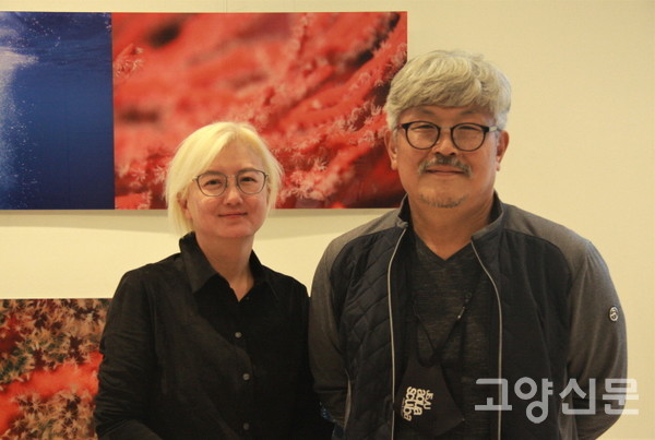 바다정원전을 함께 하고 있는 최혜원(왼쪽) 정상근 작가