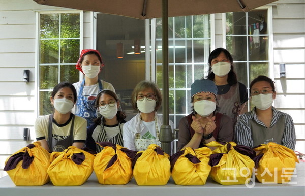 우미란 이사장(앞줄 오른쪽에서 두번째)와 음식만들기에 함께한 조합원 봉사자들