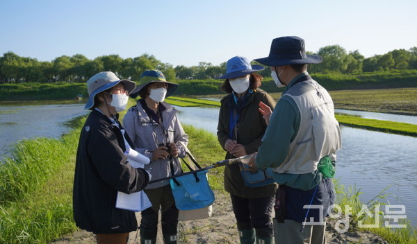 이날 모니터링에는 양서류 전문가인 라남용 교수(오른쪽)가 특별 초청됐다. 