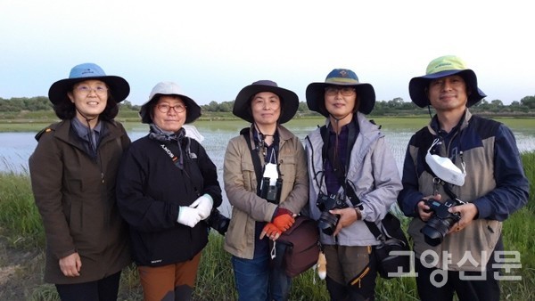 장항습지를 19년째 모니터링해온 (사)에코코리아의 시민과학자들. 왼쪽부터 이은정 사무처장, 정인숙 회원, 김은정 모니터링팀장, 김지선 회원. 에코코리아 이사이기도 한 한동욱 PGA생물다양성연구소장(맨 오른쪽)은 국내 최고의 습지생태계 전문가다. 