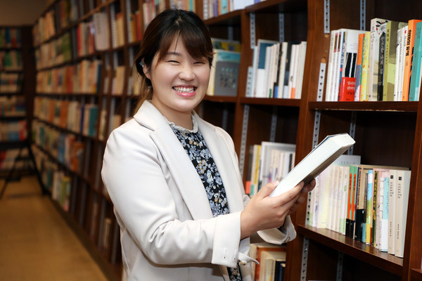 안혜정씨는 1989년 6월생 문학소녀다. 집에 자기만의 서재가 있을 만큼 책을 좋아한다. 일산에 들어오면서 마음도 편해졌다. 올 6월초에는 '김민성 셰프 베이커리'를 오픈한다.