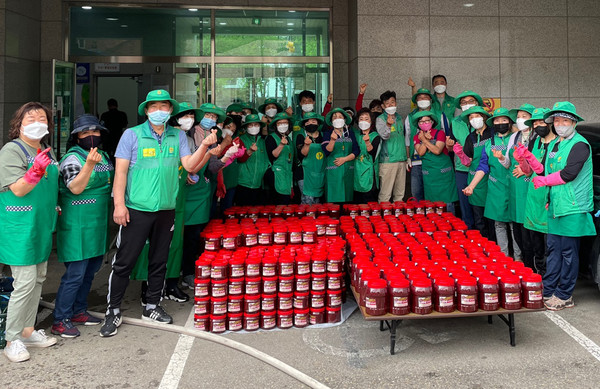 지역의 홀몸 어르신과 소외계층에 고추장 920kg을 전달한 고양시새마을부녀회.