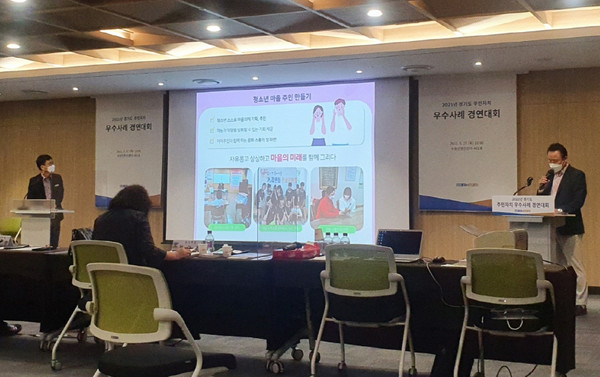 풍산동 주민자치회가 ‘그루가 모여 슬기로운 언택트 생활’이라는 주제로 영예의 대상을 차지했다. 이석재 풍산동 주민자치회장(오른쪽)이 프리젠테이션으로 풍산동의 마을자치에 관해 설명하고 있다.