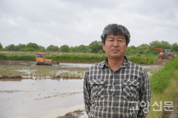 장항습지에서 벼농사를 짓는 농민 이병철씨. 