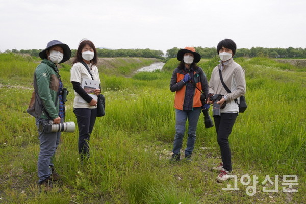 문연희·김미혜 회원 모니터링을 하고 있는 어린이식물연구회 회원들. (왼쪽부터) 김은주 회원, 심은영 대표, 