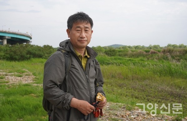 한강하구 장항습지보전협의회 박평수 대표. 사회적협동조합 한강 고양지부장으로서 장항습지의 생태교란종과 부유쓰레기 제거작업에도 앞장서고 있는 장본인이다. 