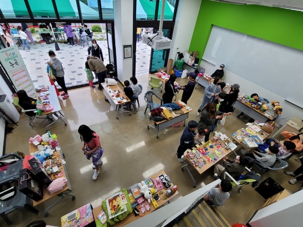 평소 쓰지 않는 물건을 서로 사고 팔거나 교환하며 지역자원 순환과 공유경제의 가치 확산을위해 기획됐다. 