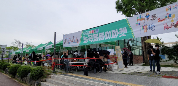 작년에 이어 두 번째로 진행됐고, 초등학생부터 고등학생까지 많은 청소년이 벼룩시장에 참여했다. 