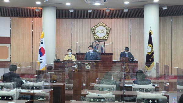 2일 열린 고양시의회의 고양시장에 대한 시정질문 자리에서 이재준 시장은 정치공세를 펼친 것에 대해 사과를 요구했다.