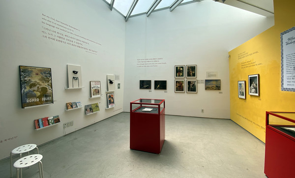 전시장의 내부. 포스터부터 책, 문구 등이 깔끔하게 정리되어 있다.