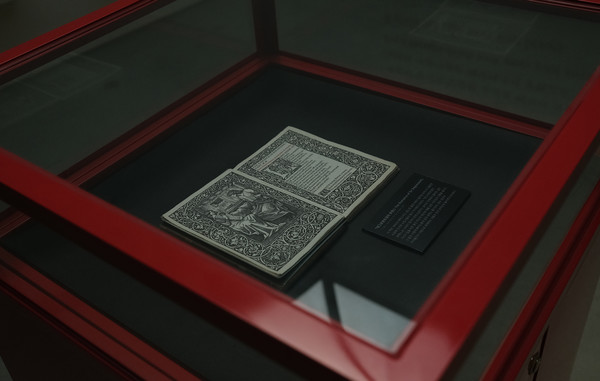 전시되어 있는 책 데그르본트경의 로맨스.