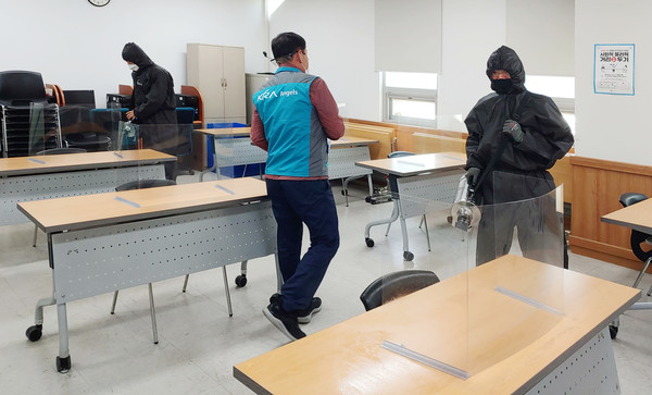 한국마사회 직원들이 코로나19에 예방을 위해 고양지역자활센터 내부에 방역활동을 전개했다.