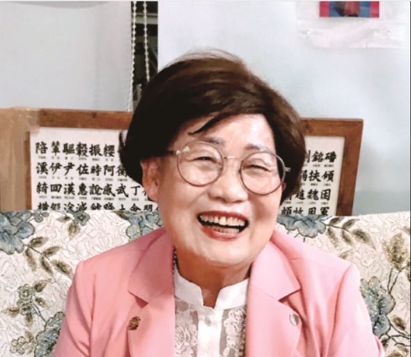 동두천의 한 요양병원에서 일하고 있는 고순자 간호사 님은 입원자들에게 친구처럼 동생처럼 언니처럼 다정하다. 어떤 분들은 매일매일 만날 수 없냐고 하는데, 그럴 수 없어서 안타깝기만 하다고 한다. 어린아이처럼 천진하고 명랑한 간호사 님이 한번 머문 자리는 언제나 즐거움이 가득하다. 인터뷰를 위해 차려입은 흰 브라우스와 연분홍 재킷이 곱기만 하다.