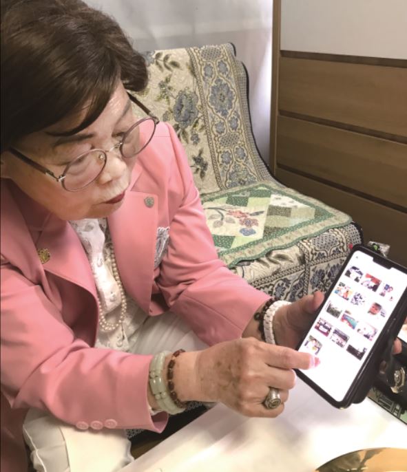 고순자 간호사 님은 어떤 모임이나 공간, 행사로 연결된 사람들을 밴드로 모아 지속적인 관계를 형성한다. 고순자 님의 연결망으로 들어가면 늘 재밌는 사진과 명랑한 메시지를 받을 수 있다. 직접 만든 20여개의 밴드가 핸드폰 화면으로 보인다. 사진 보정부터 유튜브 편집까지 척척 잘하신다.