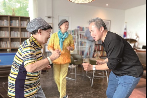 건강은 다 좋은데 걸음걸이가 좋지 않아서, 올해부터 모델 워킹을 배우고 있다. 너무 재밌고, 무엇보다 몸의 균형이 잡혀서 걸음걸이가 많이 좋아지셨다고 한다. 하루 2시간 워킹 수업을 위해 지하철로 양재역까지 오간다. 지난 주말에는 모델 수업반에서 강화도 워크숍을 다녀왔다. 워크숍에서 워킹수업을 소개한 한만희 웃음전략언구소 소장(오른쪽)과 오락시간을 즐기고 있는 모습.