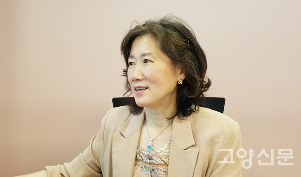 심혜옥 이화가족상담센터 원장은 “밥을 잘 먹어야 육체가 건강한 것처럼 사람과 사람사이의 관계를 통해 잘 채워 넣어야만 우리의 마음도 건강해진다”며 “사람들과의 관계에서 거절당하더라도 속상해하기보다는 관용, 사랑, 공감, 인정의 자세로 긍정적 의미에서의 ‘아님 말고’하고 쿨하게 대하며 나 자신을 내편으로 만든다면 마음이 건강해 질 수 있다”고 강조했다.