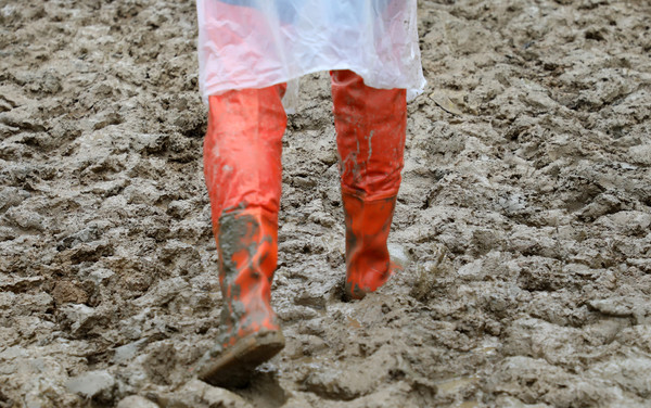 장화가 빠질 정도로 논은 질었다.