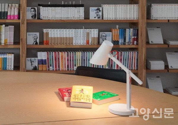 북카페 독서 테이블에 마련된 개인용 조명.