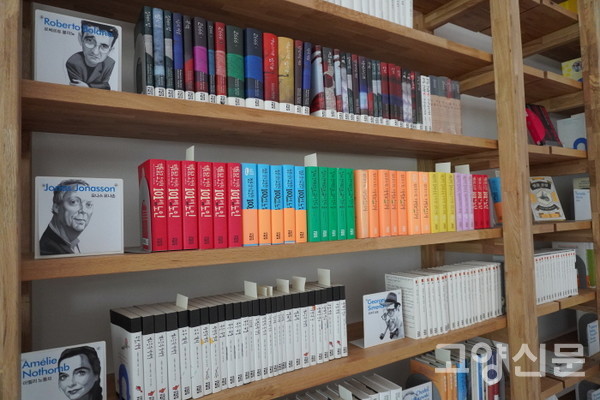 '열린책들' 출판사에서 발간한 책들로 가득한 카페 서가.