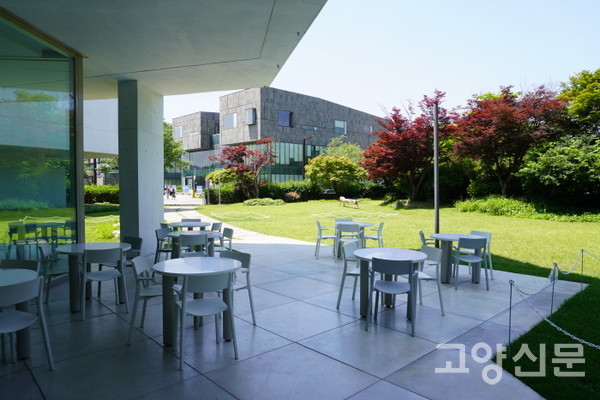 아름다운 정원과 멋진 건축물의 매력을 함께 즐길 수 있는 테라스 테이블.