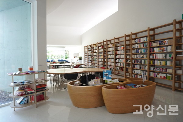 북카페 서가 안쪽에 자리한 북앤아트숍.