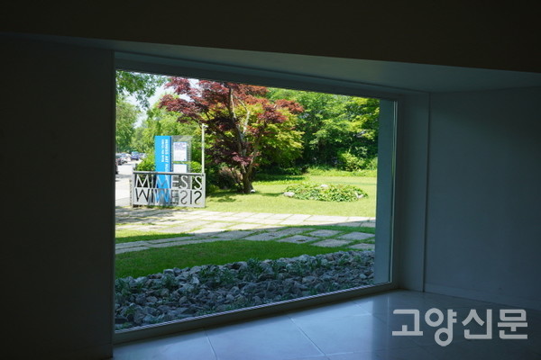 1층 갤러리 한쪽의 통유리창.