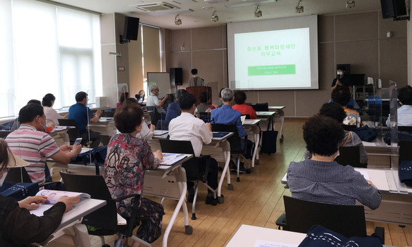 중산동이 지역사회 위기가구 발굴·지원을 위해 명예사회복지공무원인 행복파랑새단을 대상으로 역량강화교육을 진행하고 있다.
