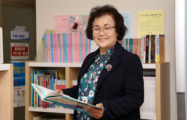 윤기남 일산3동 주민자치위원장. 40여년의 교직 경험과 열정을 마을에 녹여내고 있다.