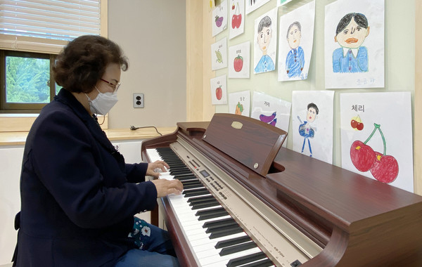 피아노를 치는 윤기남 주민자치위원장, 문화가 강한 일산3동이 되길 원하고 있다.