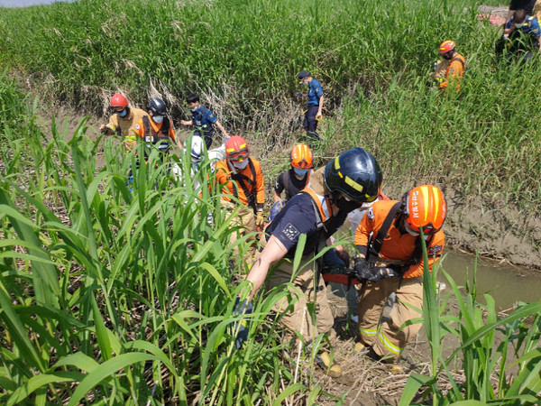 4일 장항습지에서 발생한 지뢰폭발 사고 부상자가 구급대원에 의해 긴급 이송되고 있다.