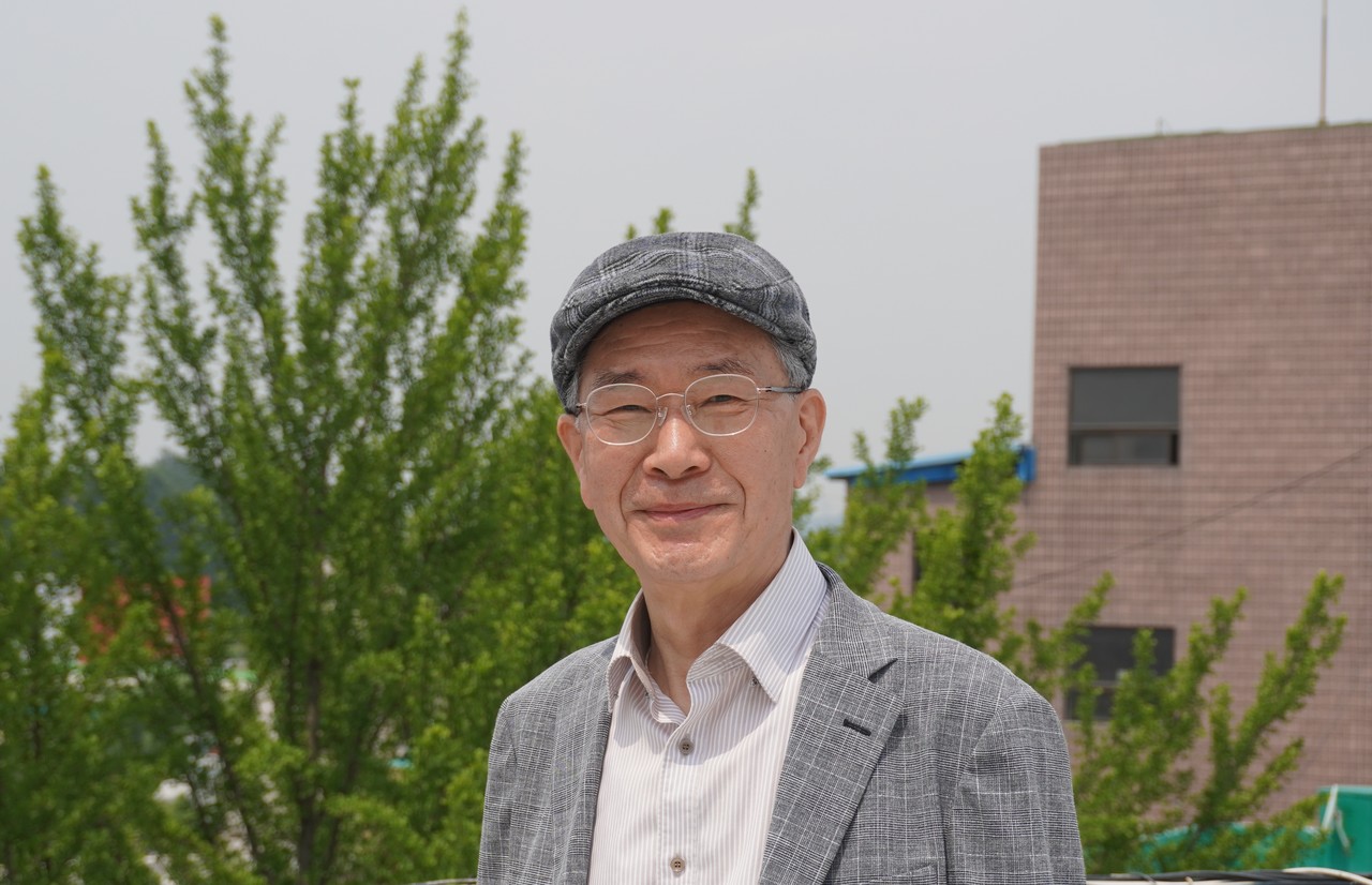 목포대 교수로 30년 동안 현대시론, 현대시사, 현대시인론, 시창작론 등 시와 관련된 학문은 모두 가르친 시인이 내린 지론은 “우주의 삼라만상 앞에서 겸허하지 않는 시인은 좋은 시인이 아니다”라는 것이다.