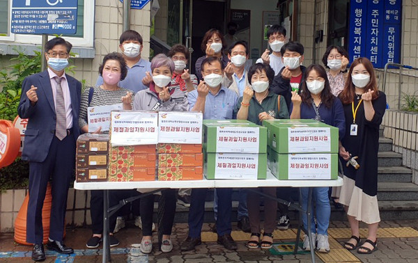 지역의 취약계층에게 지역사회보장협의체 위원들이 과일을 배달하며 이웃과 소통하는 시간을 가졌다.