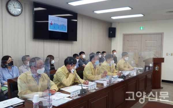 환경경제위 행정감사에 출석한 고양시 기후환경국 공무원들. 