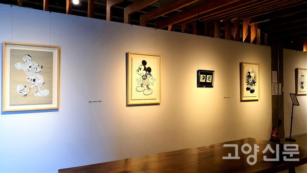 갤러리 공간에 전시중인 꼬떼 에스크리바 작품들.