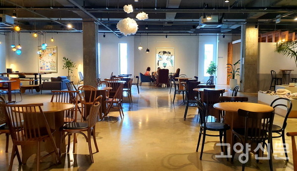 탁 트인 공간감을 자랑하는 카페 내부.
