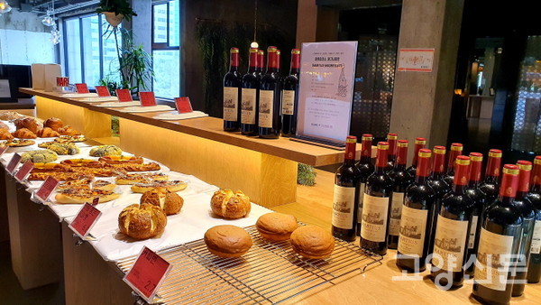 다양한 베이커리제품과 와인이 진열된 매대.