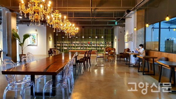 책을 읽기 좋은 서가 공간.